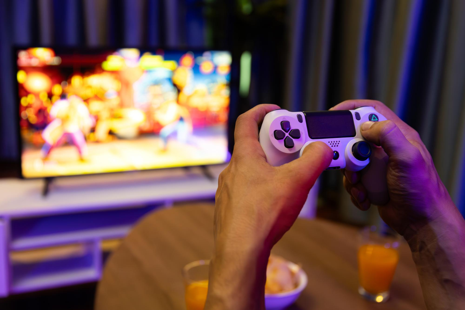 El chico está jugando una consola